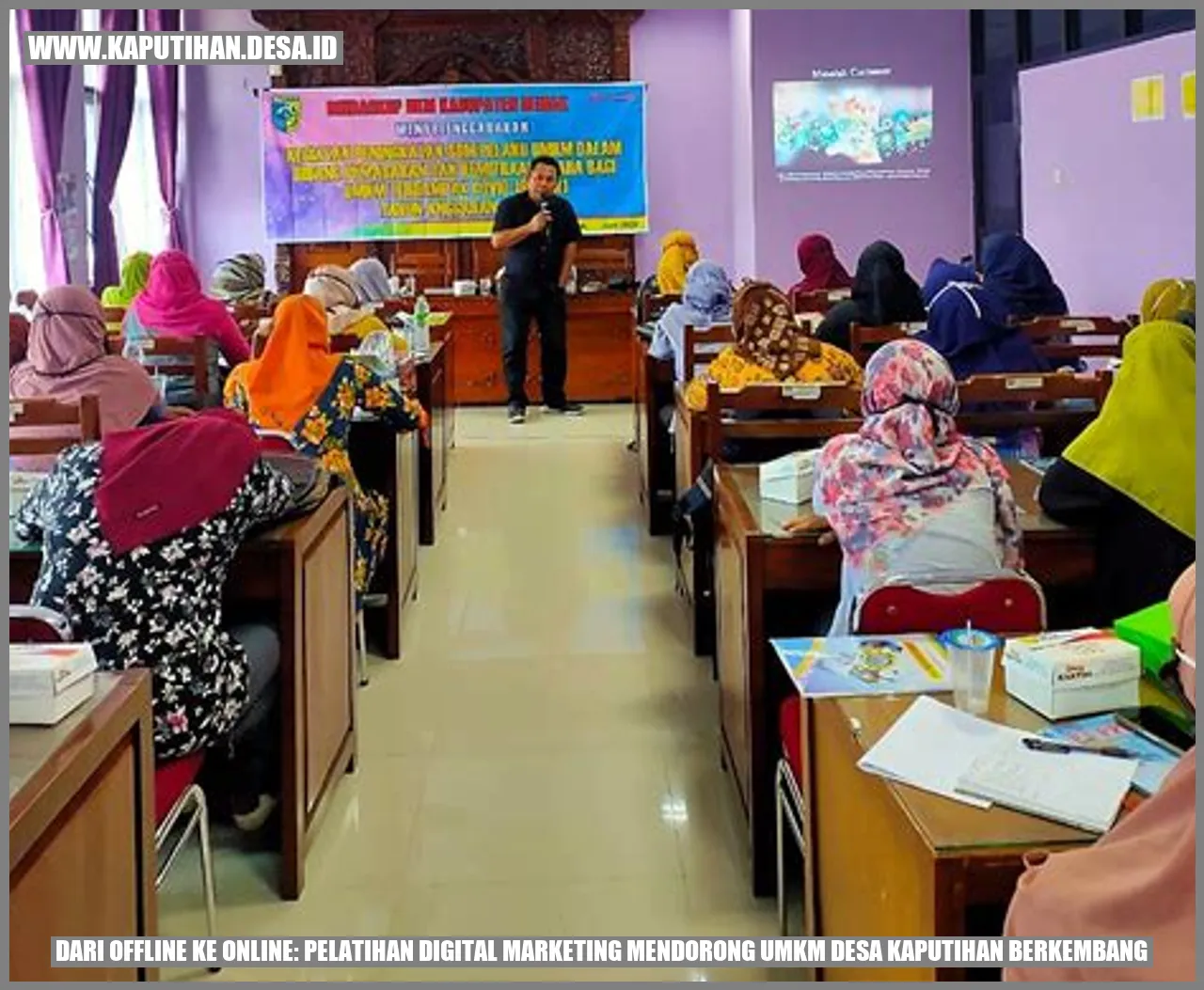 Dari Offline ke Online: Pelatihan Digital Marketing Mendorong UMKM Desa Kaputihan Berkembang